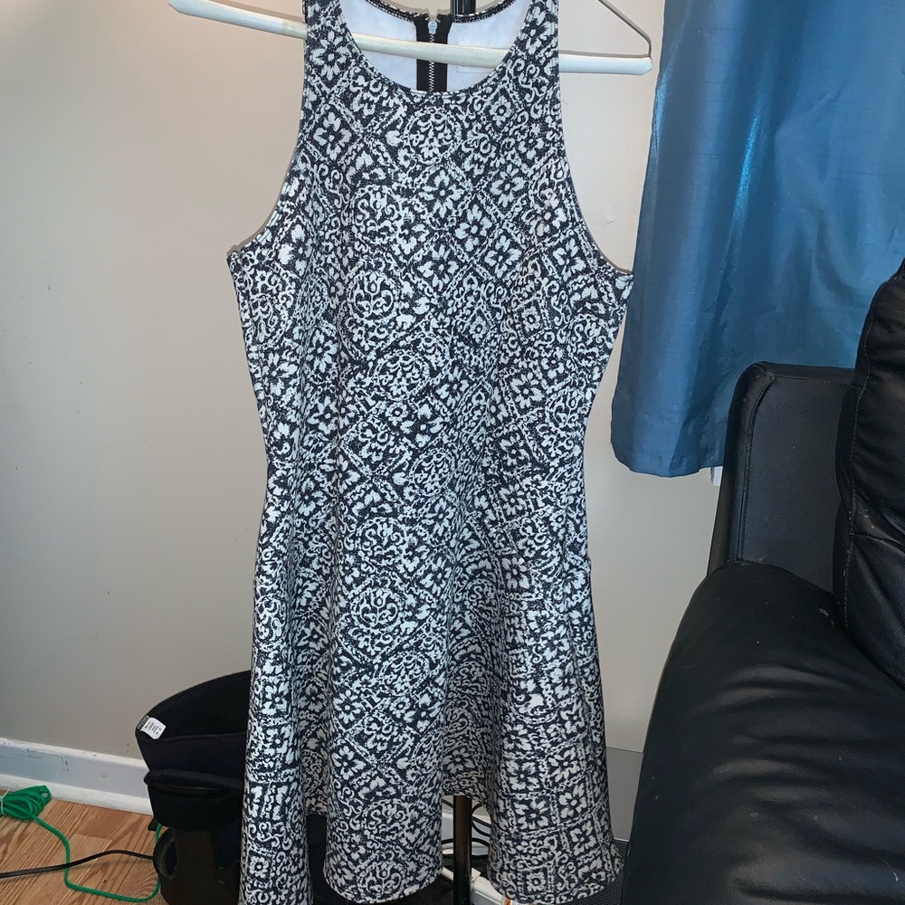 Abercrombie & Fitch Pleated Patterned Dress. Large